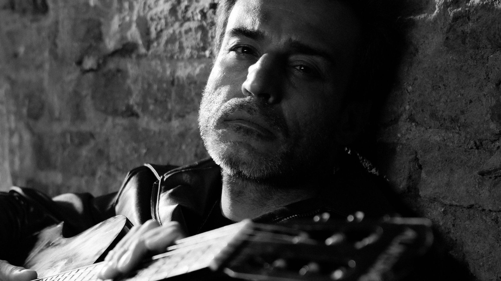 Rıza Tamer'den Akustik Albüm! | 'Kırık Gitar'